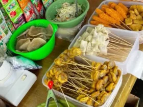 Beragam jajanan anak di atas meja yang menggambarkan bahaya jajanan terhadap anak