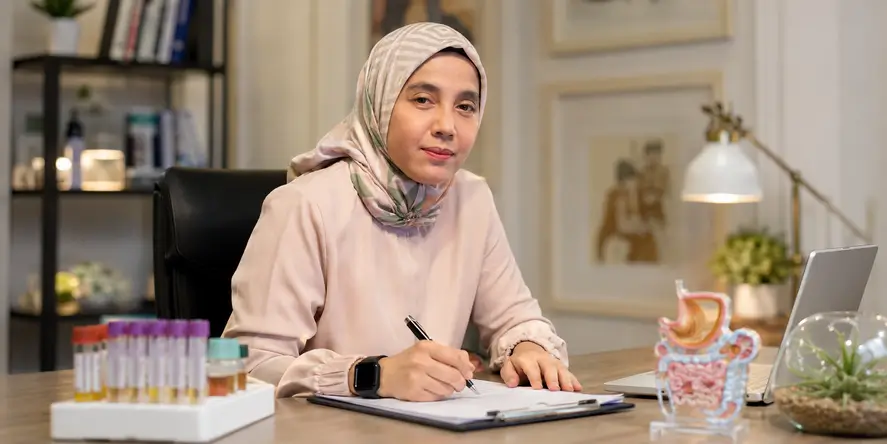 Dokter KIBM melakukan assessment kesehatan untuk memahami kondisi metabolisme, sistem imun, kesehatan usus, fungsi otak, dan kesehatan sel.