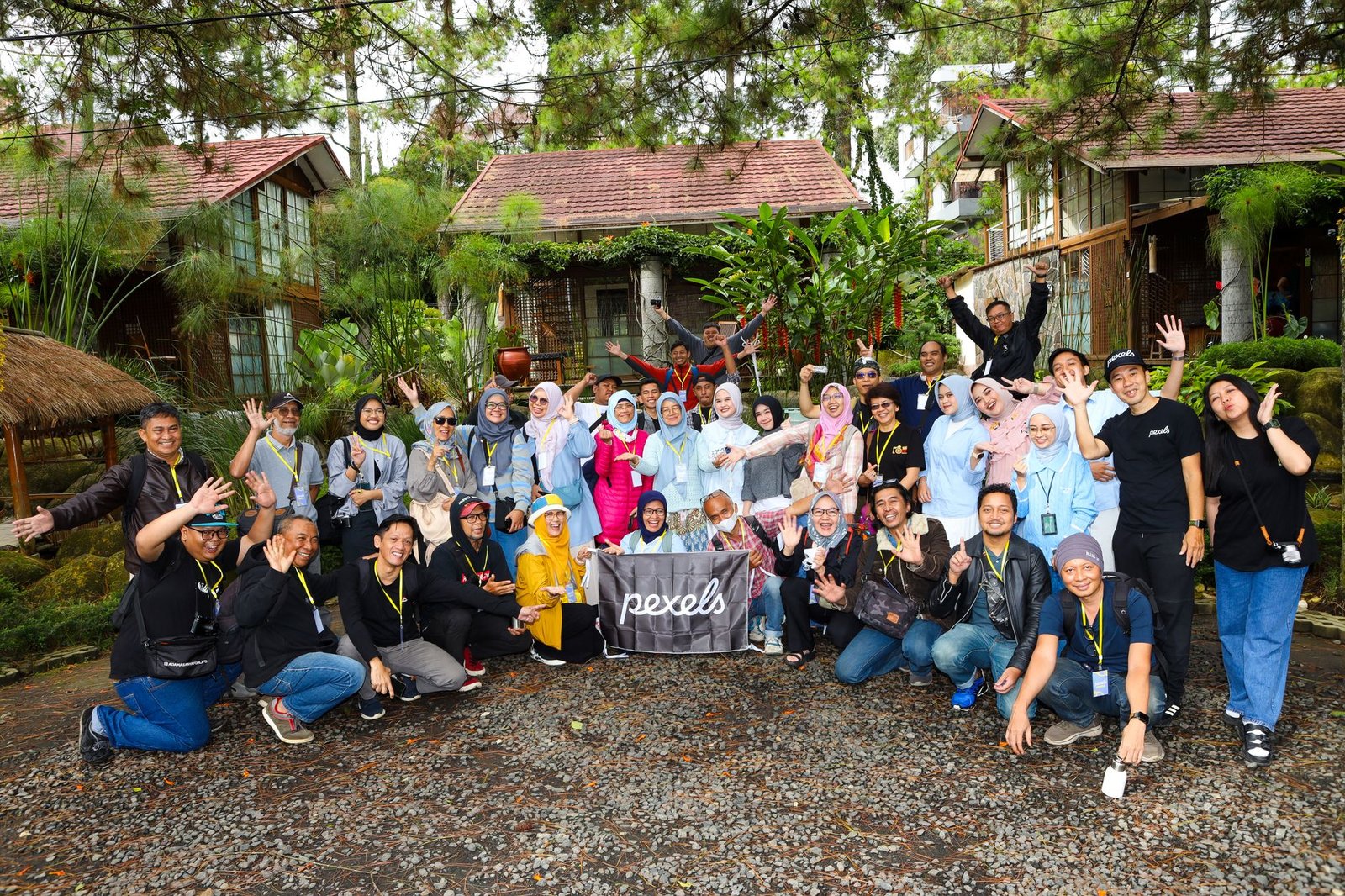 biohackingindonesiaapayangsebenarnyakita35425942 K I B M Pemandangan lab biohacking di Indonesia dengan peralatan canggih dan tim riset berkolaborasi