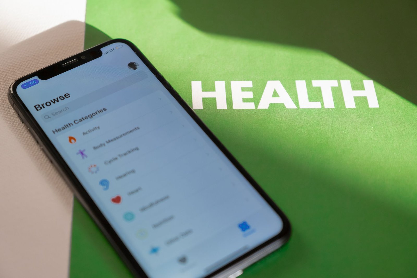 biohackinguntukkesehatanantarainovasidan4108167 K I B M Ilustrasi biohacking dengan teknologi wearable dan nutrisi optimal untuk meningkatkan kesehatan