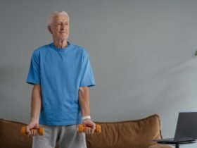 Ilustrasi healthy aging yang menunjukkan hubungan antara kesehatan metabolik, kesehatan sel, mikrobioma usus, dan kualitas hidup saat menua.