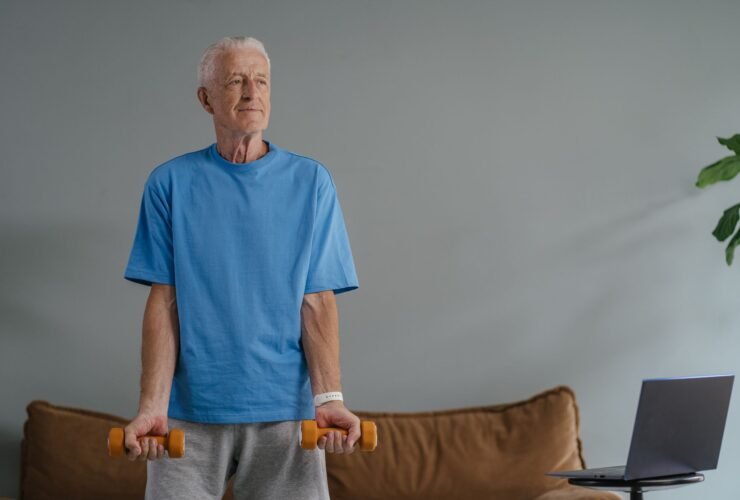 Ilustrasi healthy aging yang menunjukkan hubungan antara kesehatan metabolik, kesehatan sel, mikrobioma usus, dan kualitas hidup saat menua.